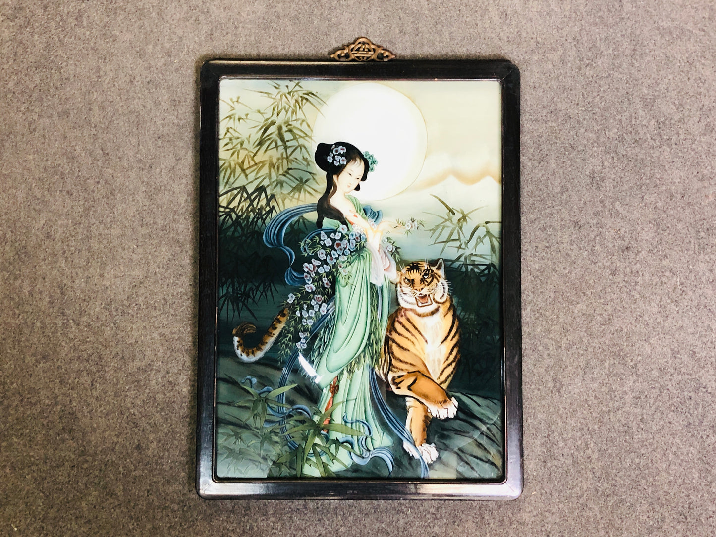 Y5855 OKIMONO Glass painting beauty tiger moon bamboo framed Japan antique decor