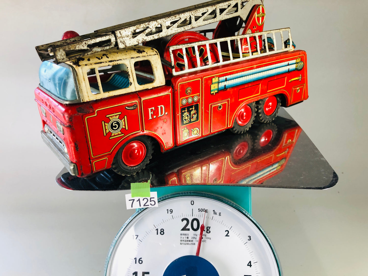 Y7125 TIN TOY Fire engine truck working vehicle Japanese antique vintage