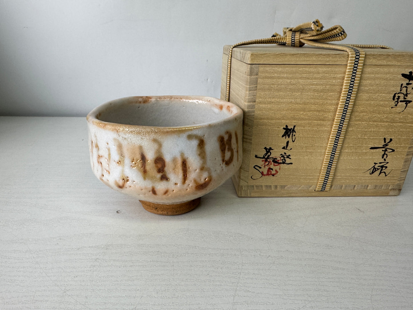 Y10003 CHAWAN Shino-ware bowl signed box Japan antique tea ceremony pottery cup