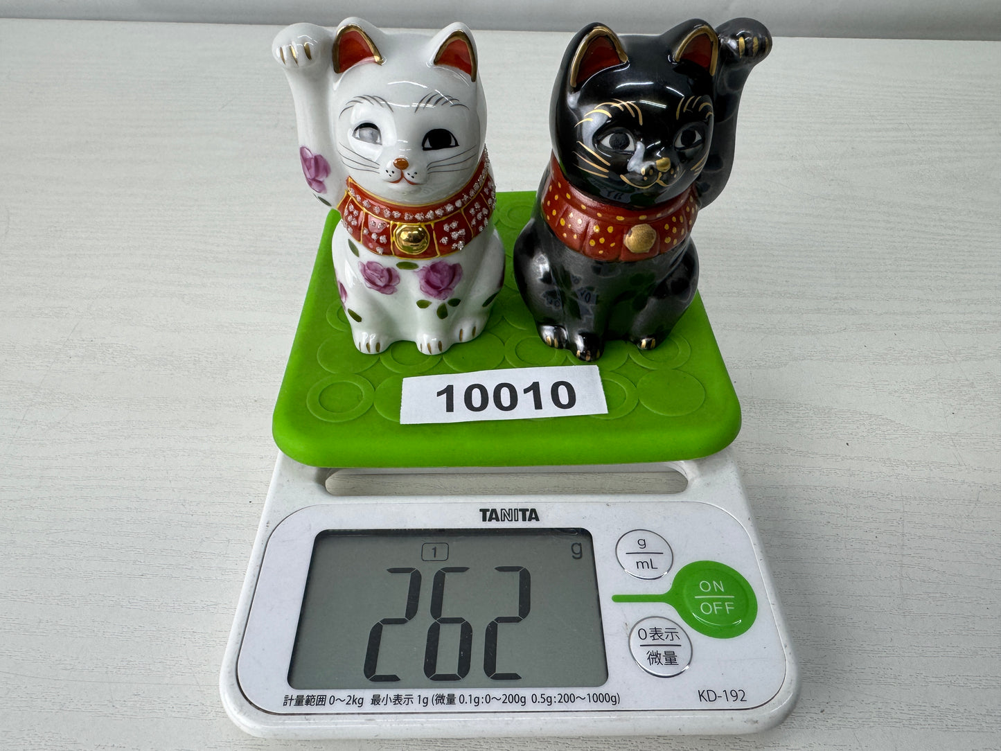 Y10010 OKIMONO Kutani-ware Manekineko figure pair signed Japan antique interior
