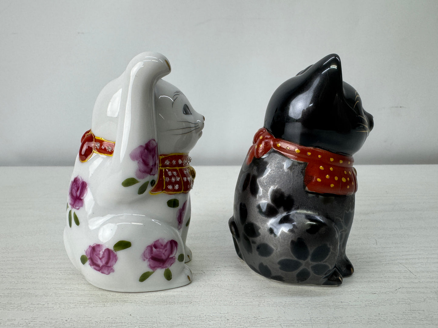 Y10010 OKIMONO Kutani-ware Manekineko figure pair signed Japan antique interior