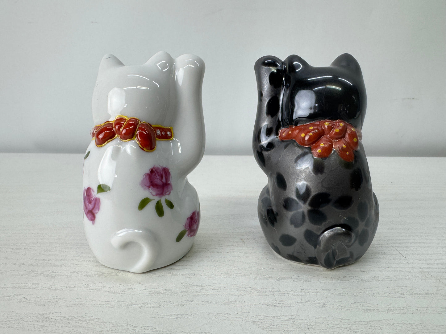 Y10010 OKIMONO Kutani-ware Manekineko figure pair signed Japan antique interior
