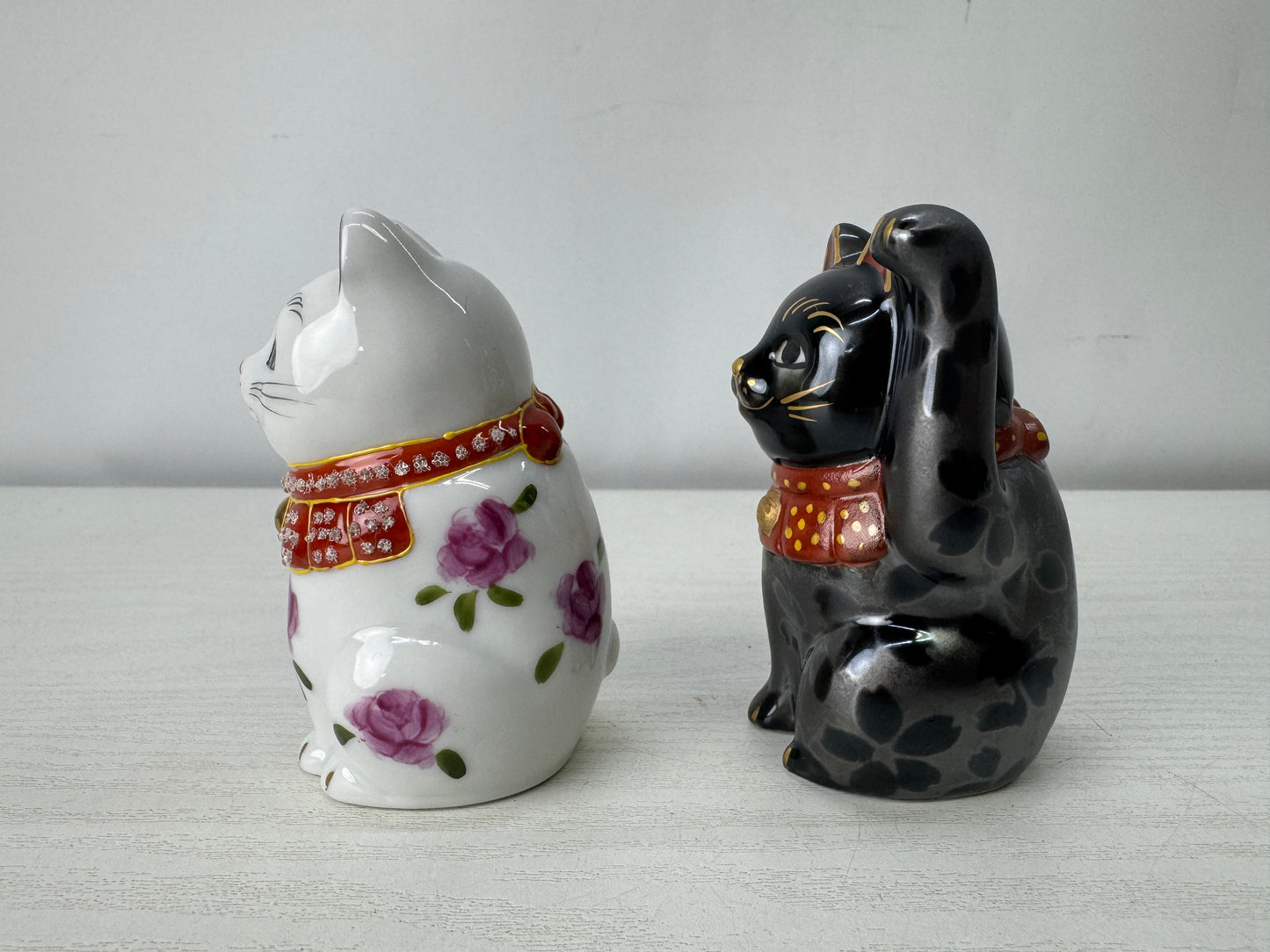 Y10010 OKIMONO Kutani-ware Manekineko figure pair signed Japan antique interior