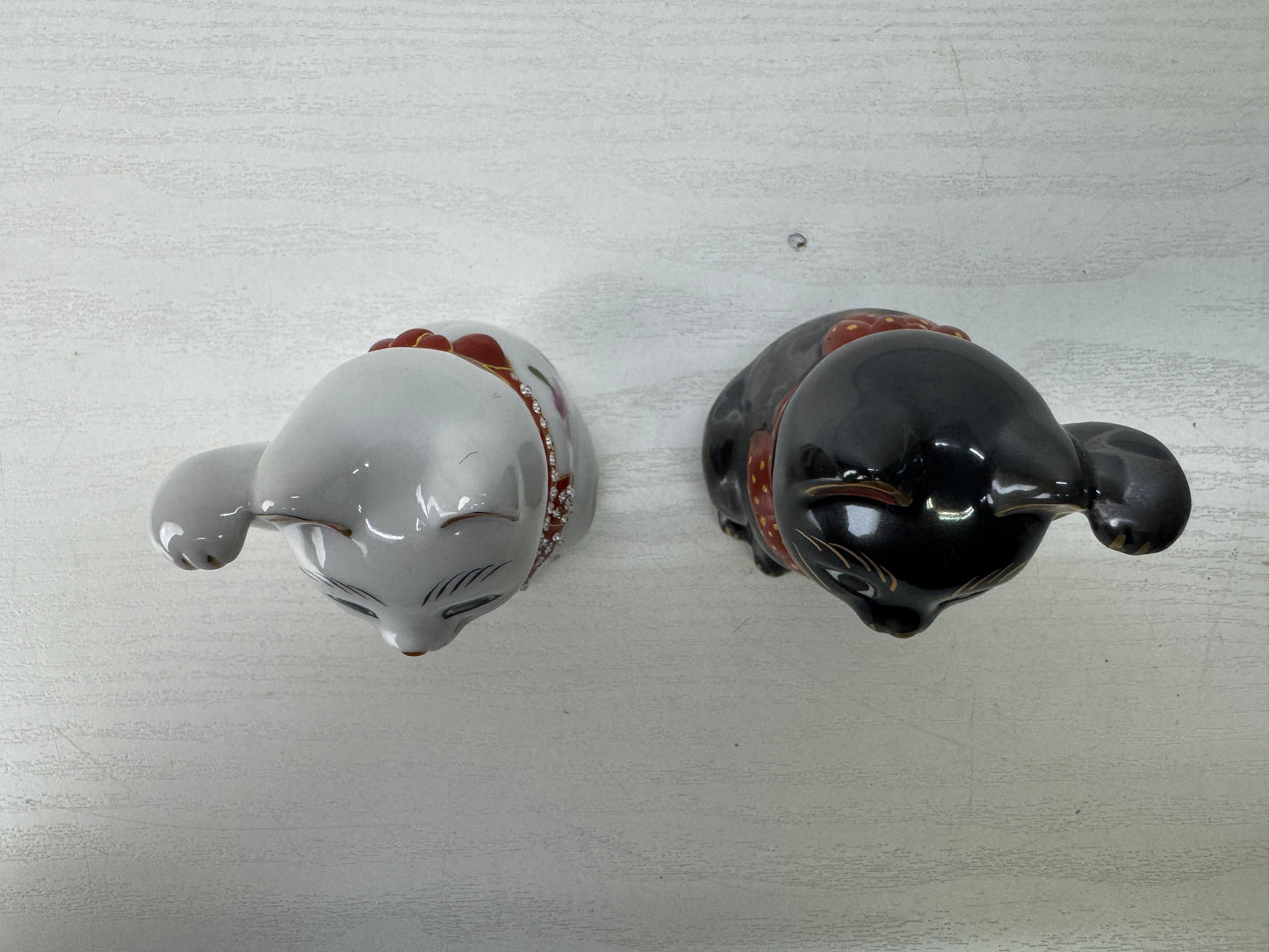 Y10010 OKIMONO Kutani-ware Manekineko figure pair signed Japan antique interior