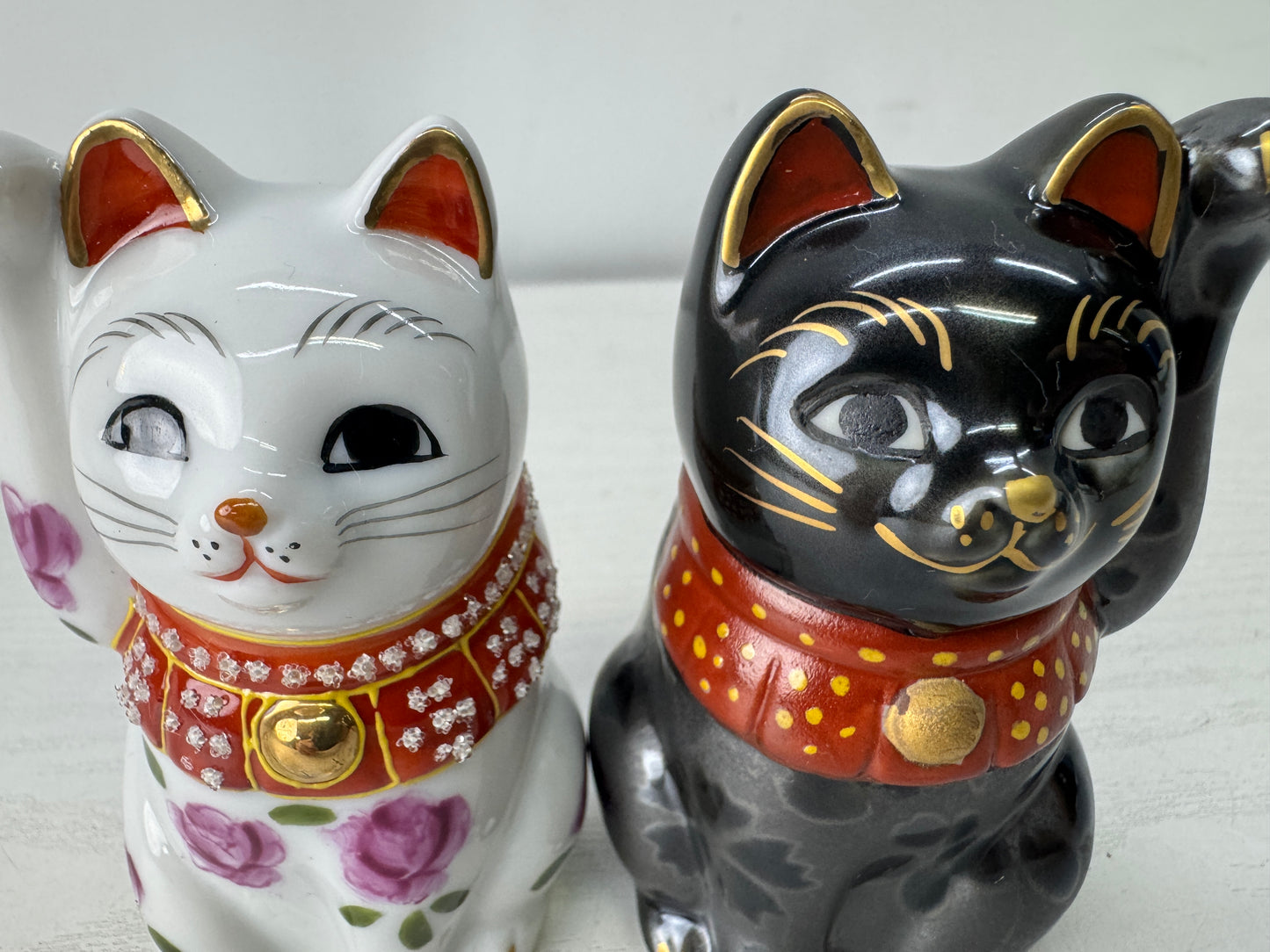 Y10010 OKIMONO Kutani-ware Manekineko figure pair signed Japan antique interior