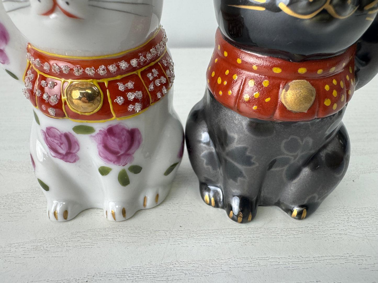 Y10010 OKIMONO Kutani-ware Manekineko figure pair signed Japan antique interior