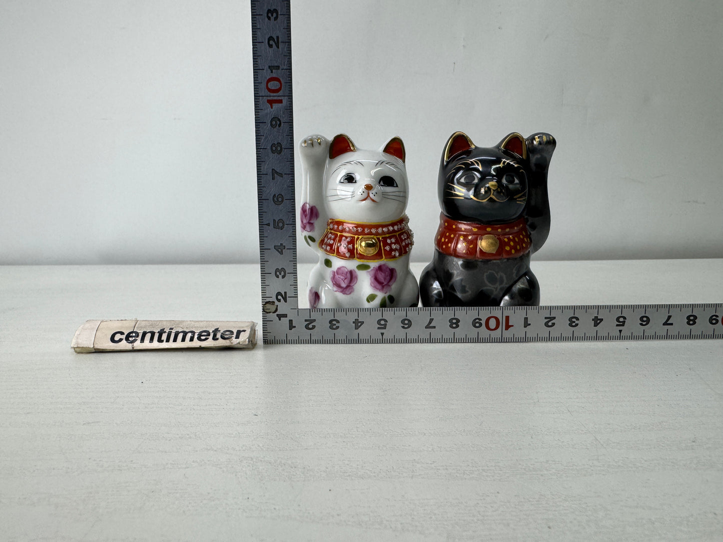 Y10010 OKIMONO Kutani-ware Manekineko figure pair signed Japan antique interior