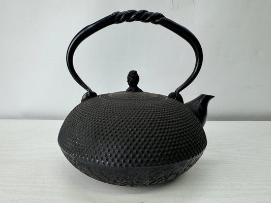 Y10015 TETSUBIN Nanbu iron kettle signed Pine cone knob Japan antique teapot tea