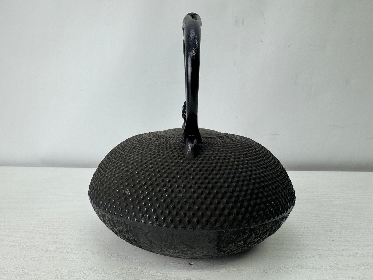 Y10015 TETSUBIN Nanbu iron kettle signed Pine cone knob Japan antique teapot tea
