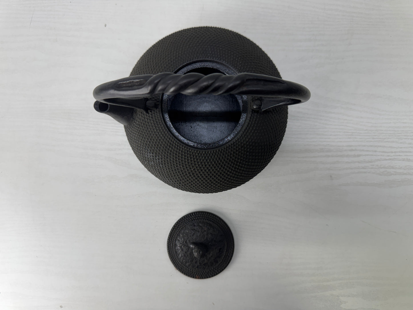 Y10015 TETSUBIN Nanbu iron kettle signed Pine cone knob Japan antique teapot tea