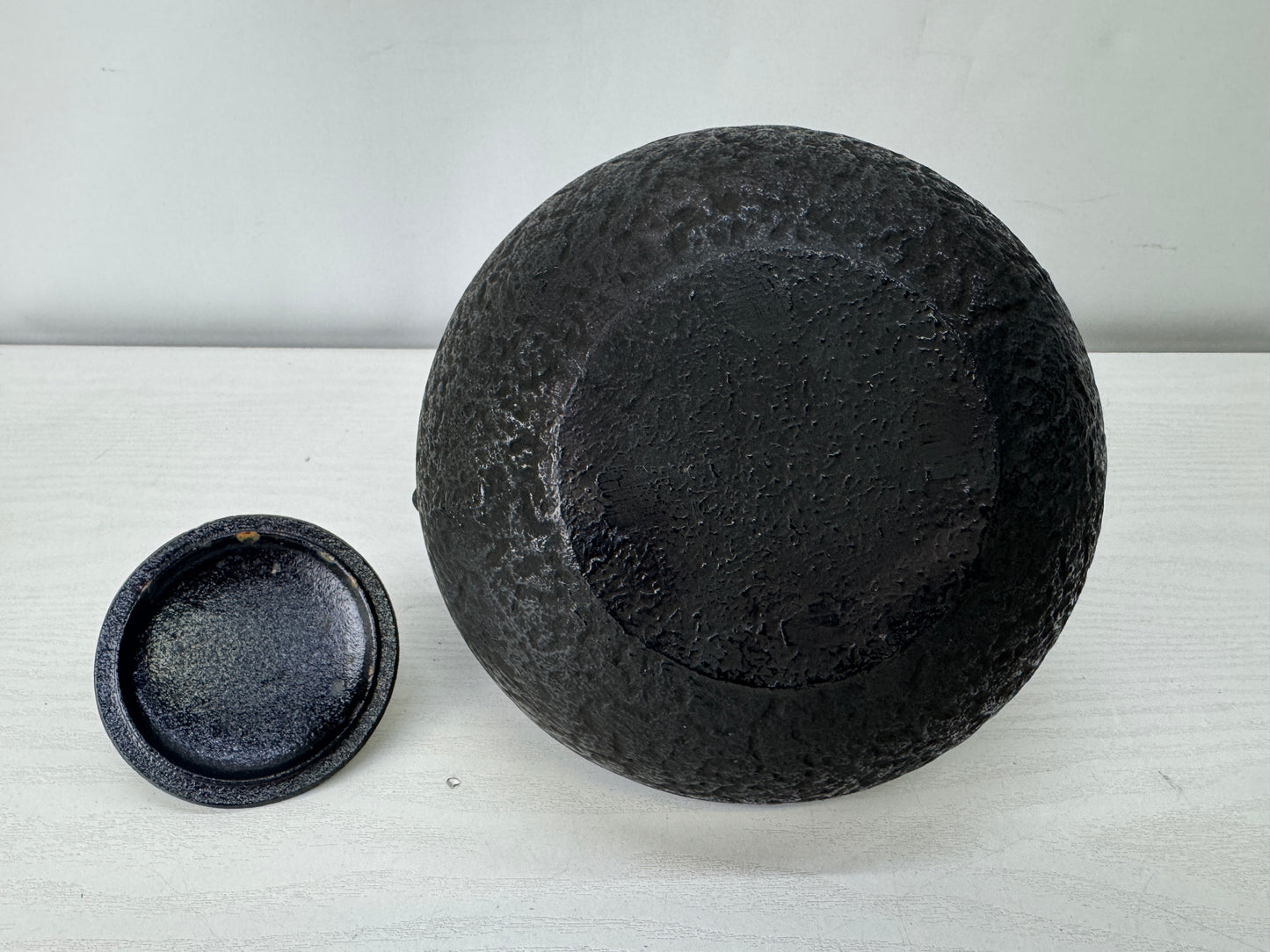 Y10015 TETSUBIN Nanbu iron kettle signed Pine cone knob Japan antique teapot tea