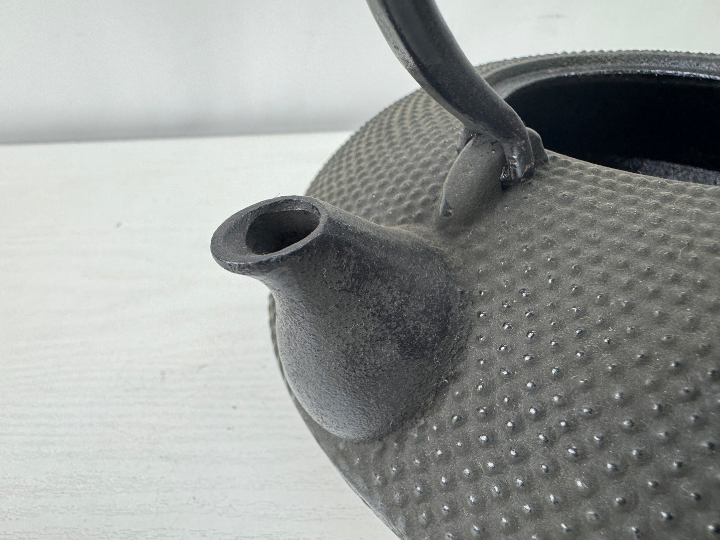Y10015 TETSUBIN Nanbu iron kettle signed Pine cone knob Japan antique teapot tea