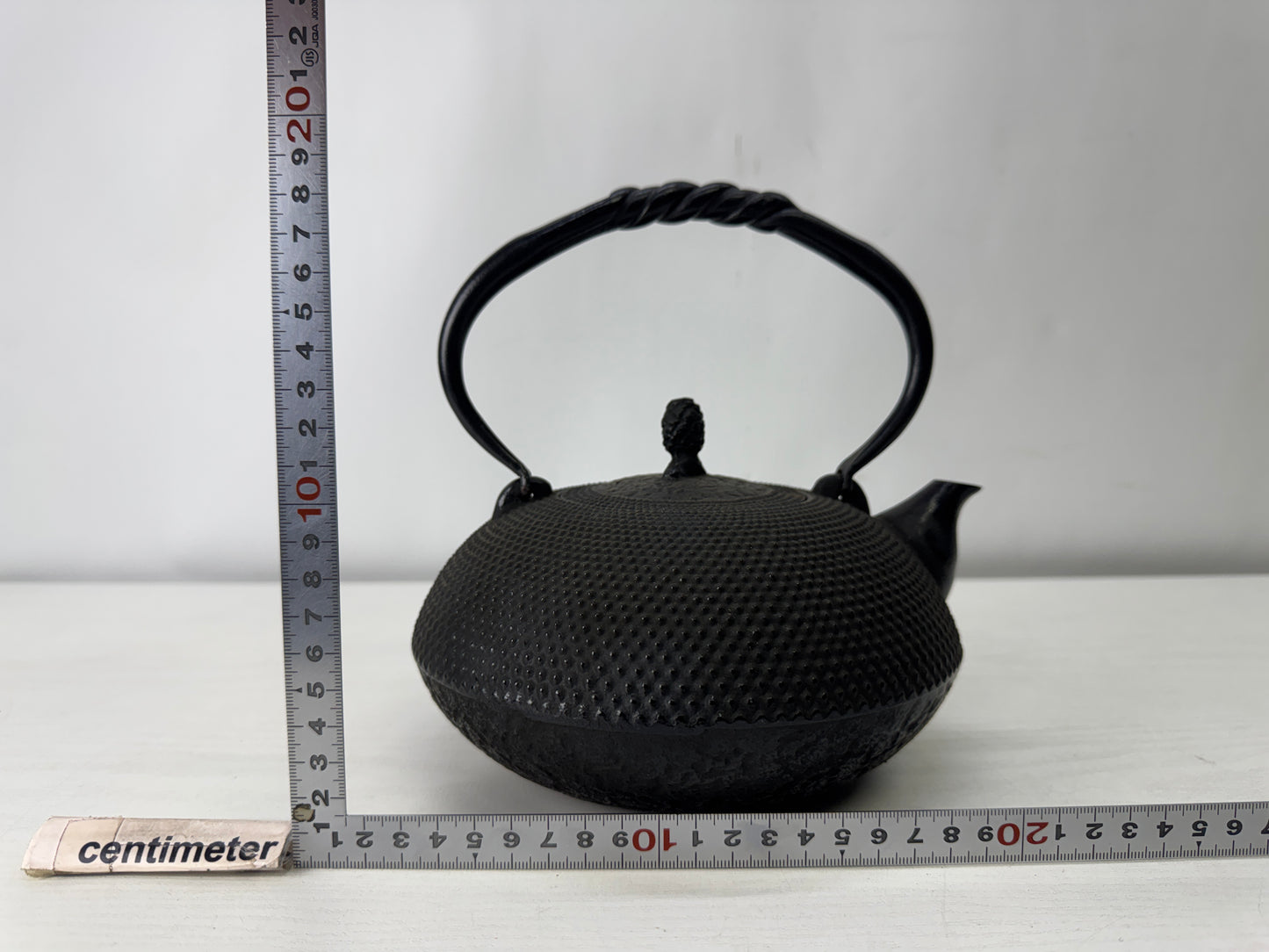 Y10015 TETSUBIN Nanbu iron kettle signed Pine cone knob Japan antique teapot tea