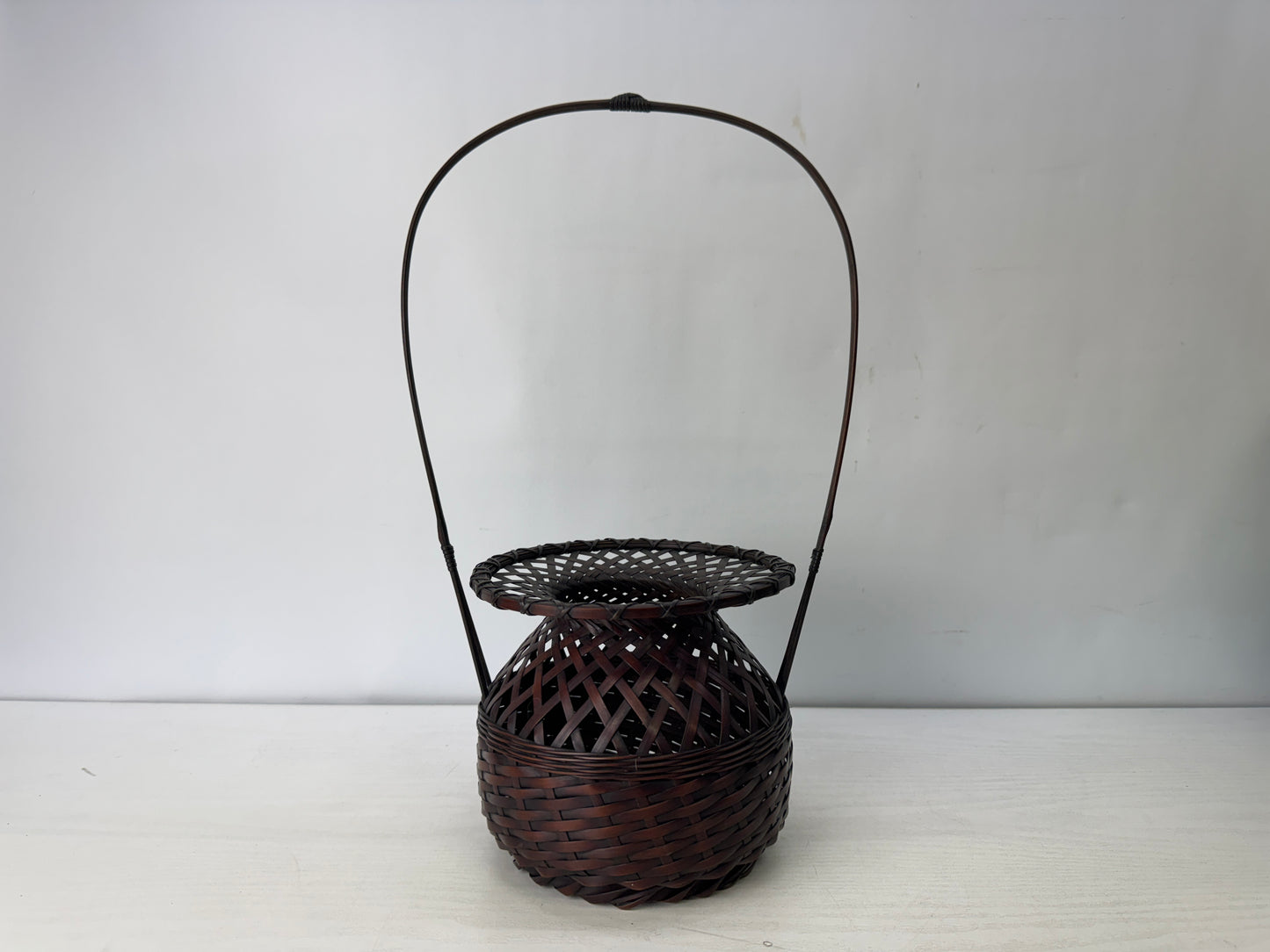 Y10142 Bamboo Woven Basket Flower vase signed Japan antique ikebana floral decor