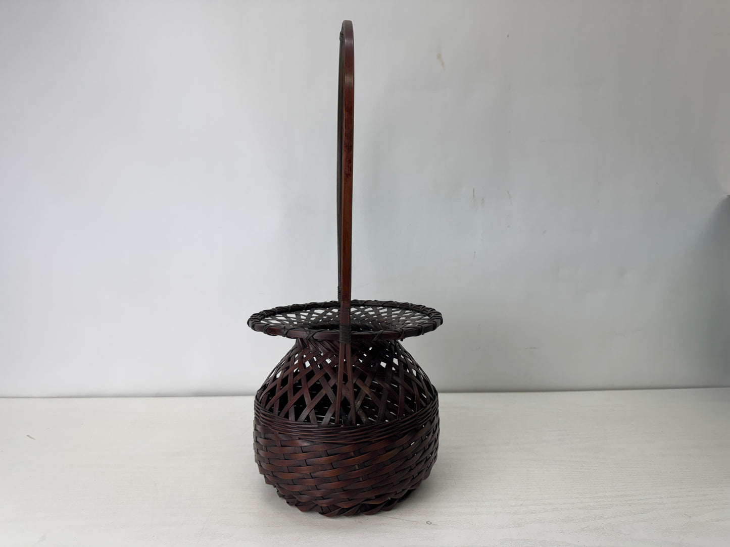Y10142 Bamboo Woven Basket Flower vase signed Japan antique ikebana floral decor
