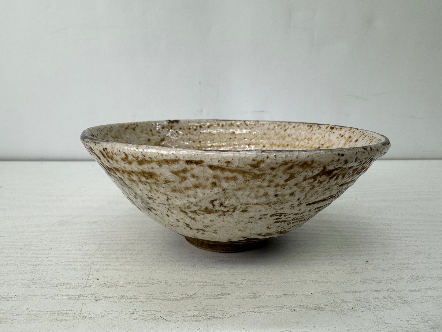 Y10181 CHAWAN Mino-ware flat bowl signed Japan antique tea ceremony pottery cup