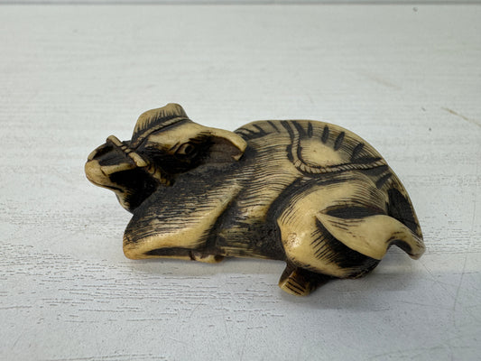 Y10223 NETSUKE Cow figure figurine Kotsu sagemono Japan antique kimono accessory