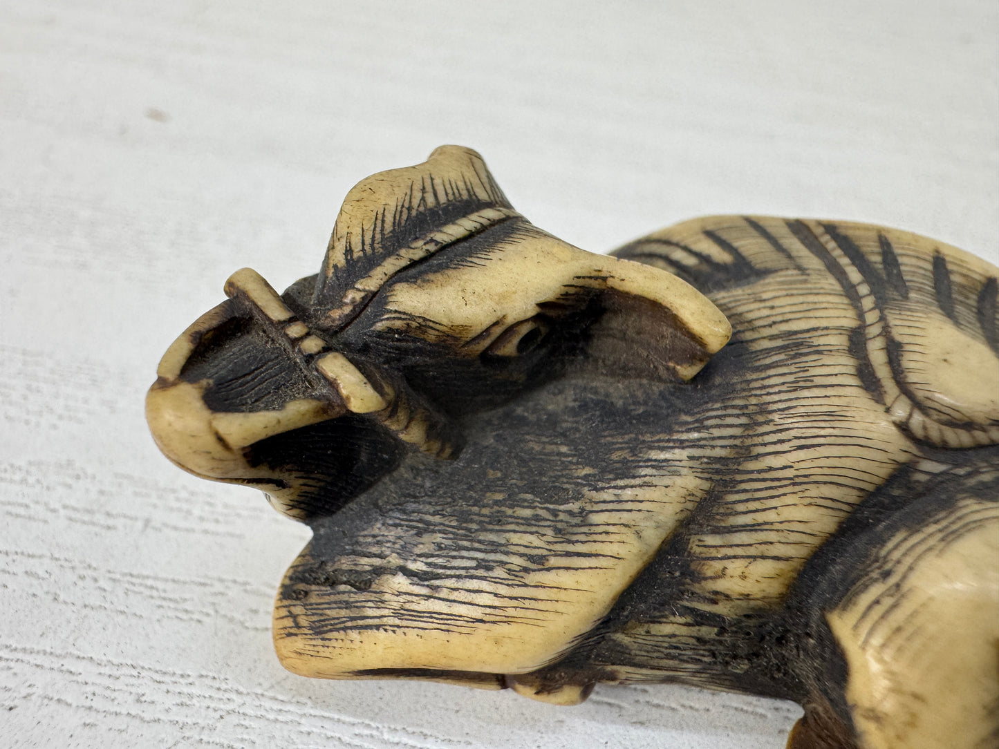 Y10223 NETSUKE Cow figure figurine Kotsu sagemono Japan antique kimono accessory