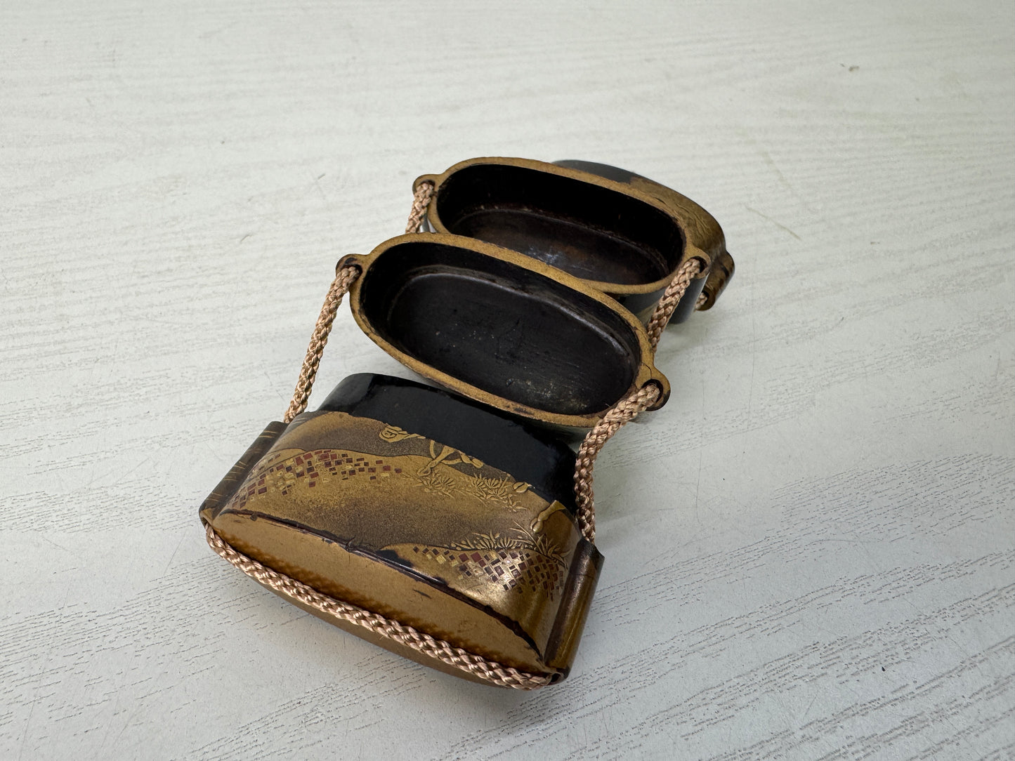 Y10225 INROU Makie Pill Box  netsuke Japan antique traditional kimono accessory