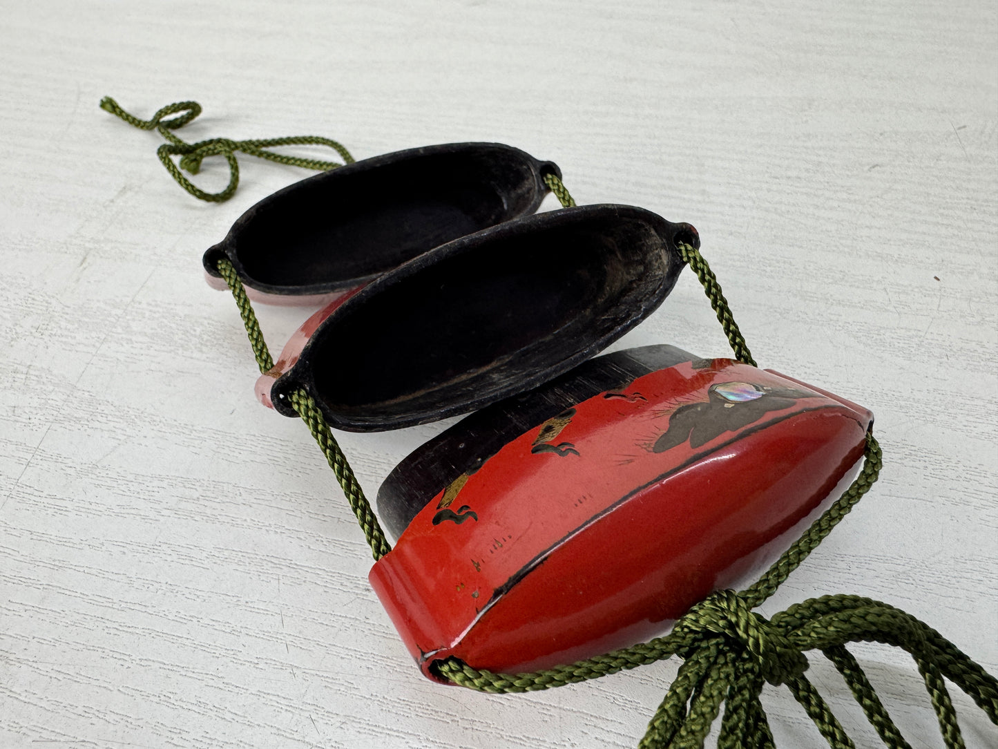 Y10226 INROU Makie Pill box Vermilion lacquer Japan antique kimono accessory