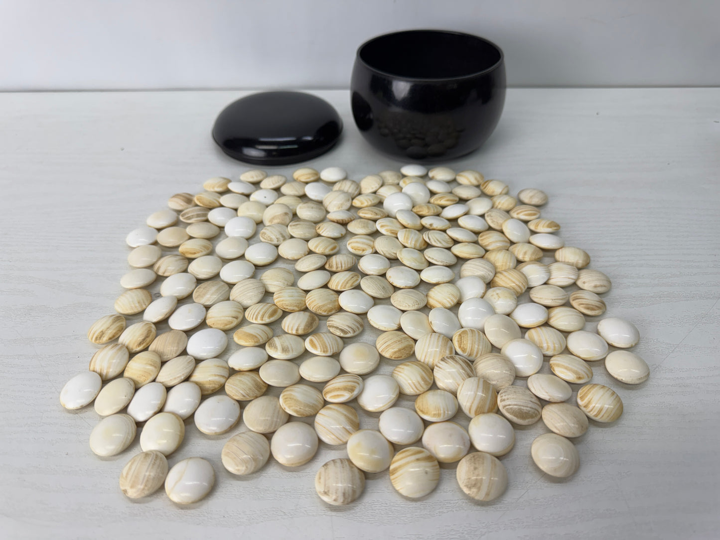 Y10312 GO Clam shell Nachi black Igo stones box Japan antique strategy game