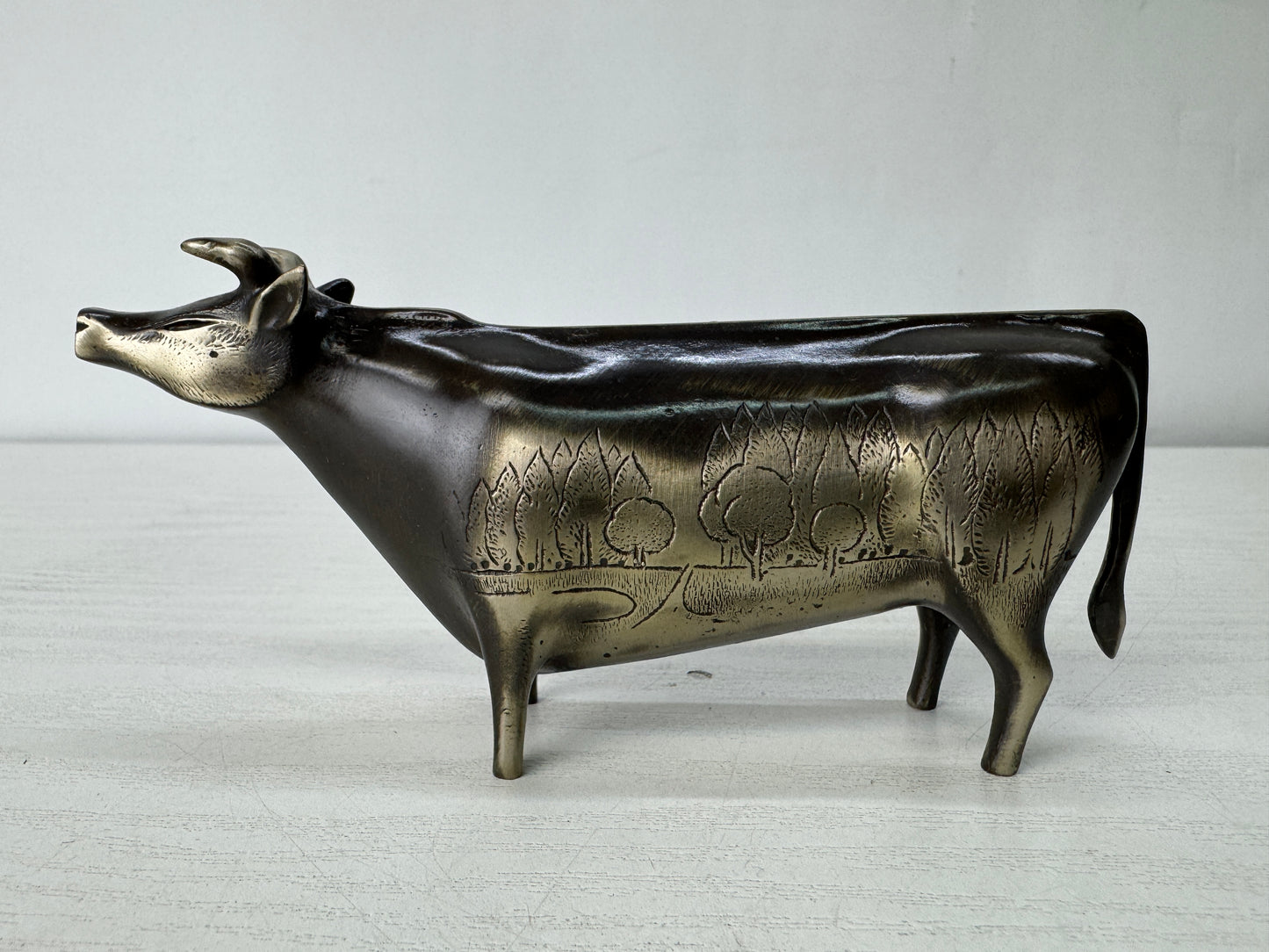 Y10342 OKIMONO Cow figurine figure glass case signed box Japan antique interior
