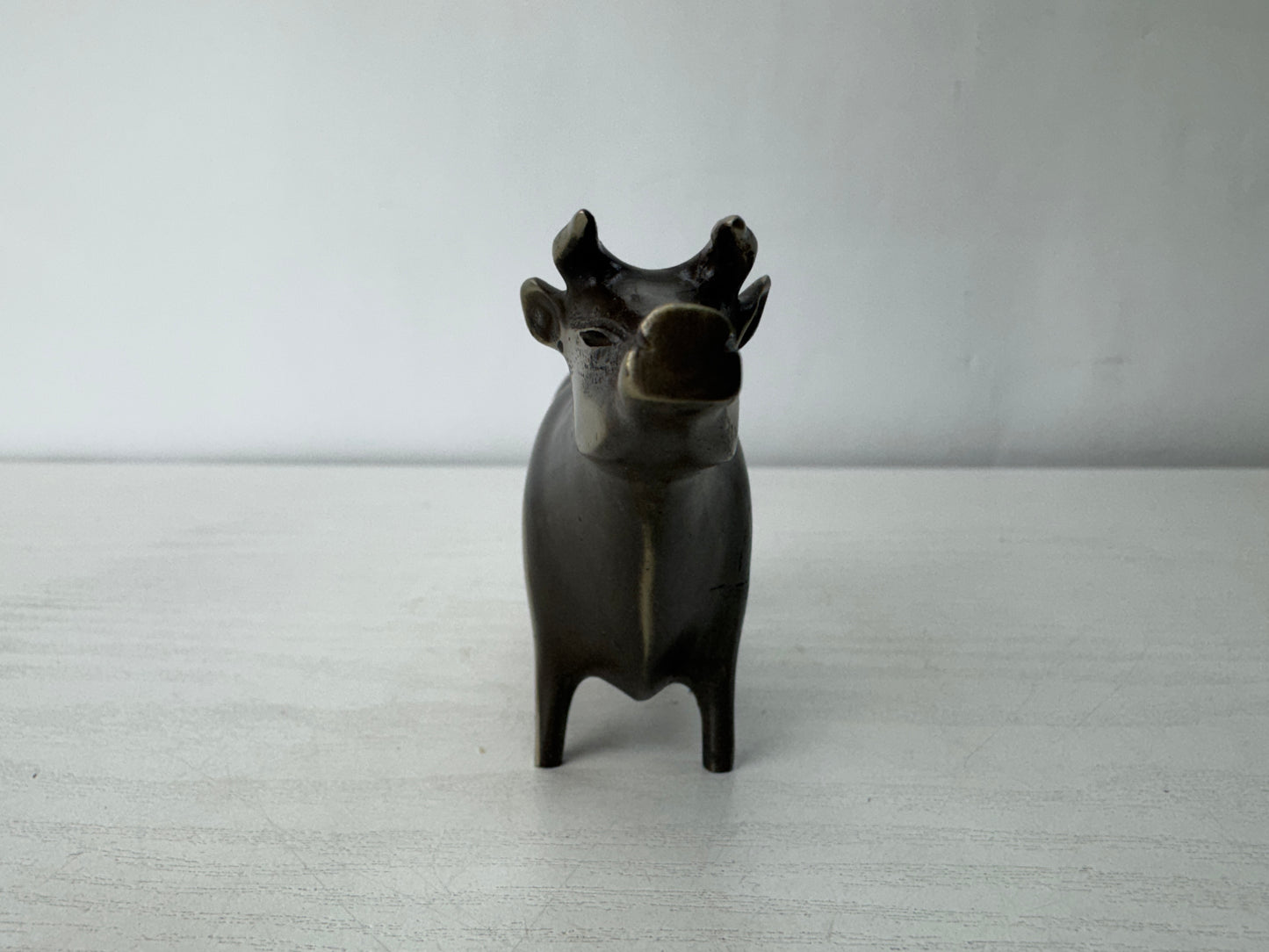 Y10342 OKIMONO Cow figurine figure glass case signed box Japan antique interior