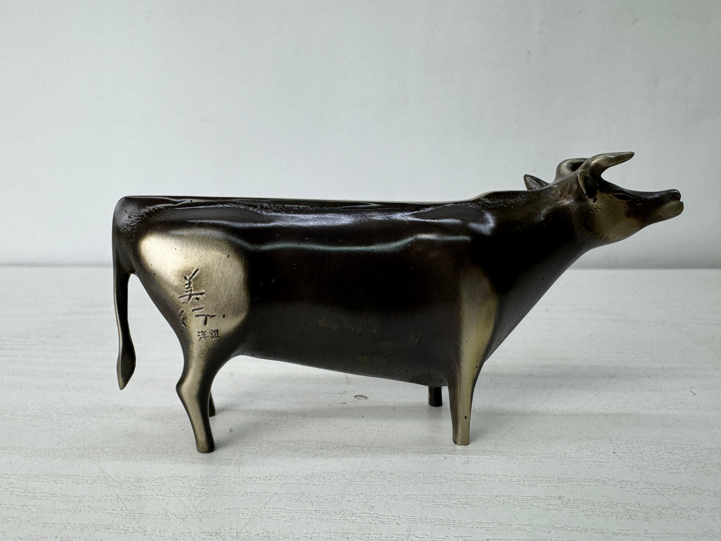 Y10342 OKIMONO Cow figurine figure glass case signed box Japan antique interior