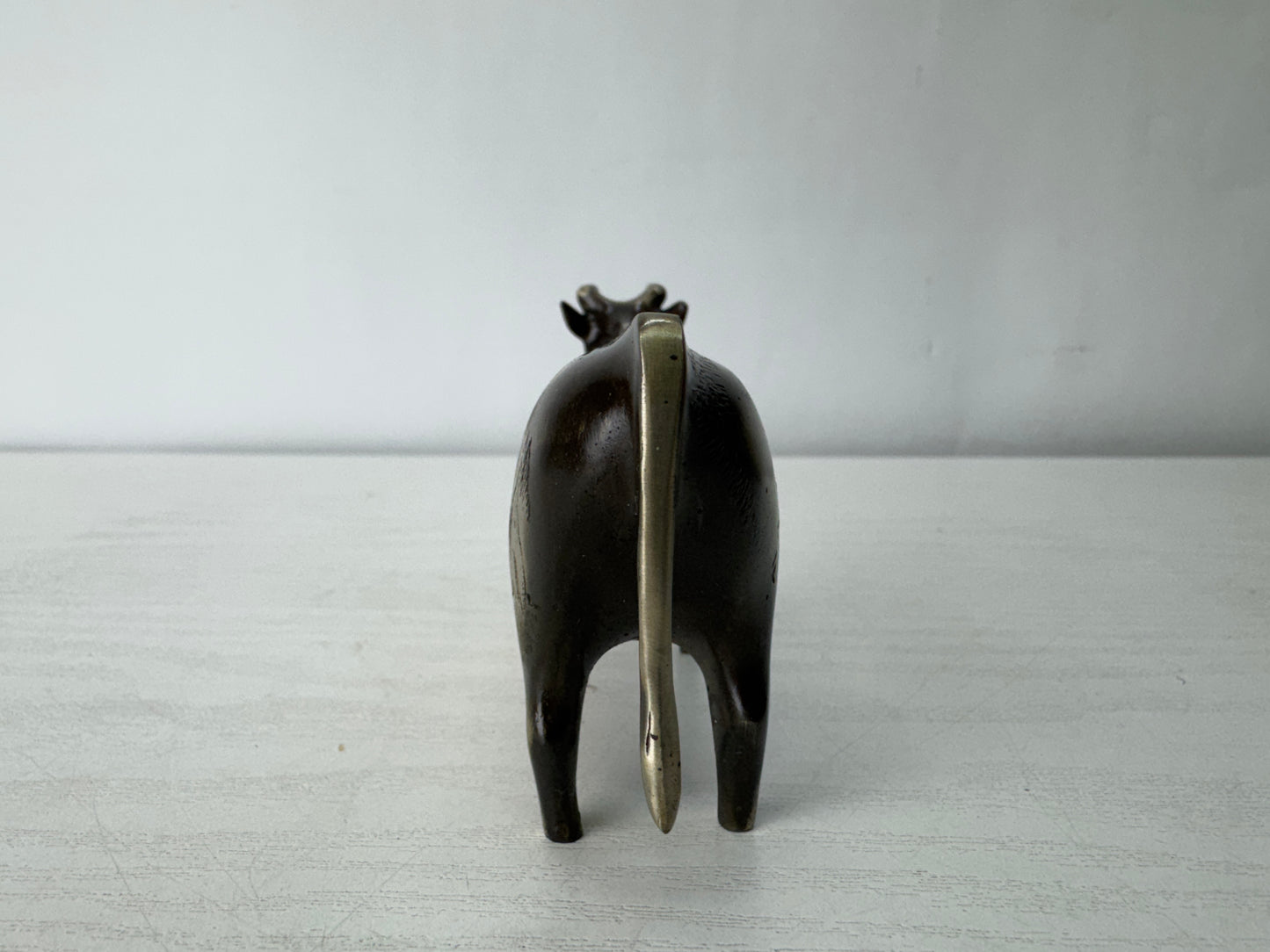 Y10342 OKIMONO Cow figurine figure glass case signed box Japan antique interior