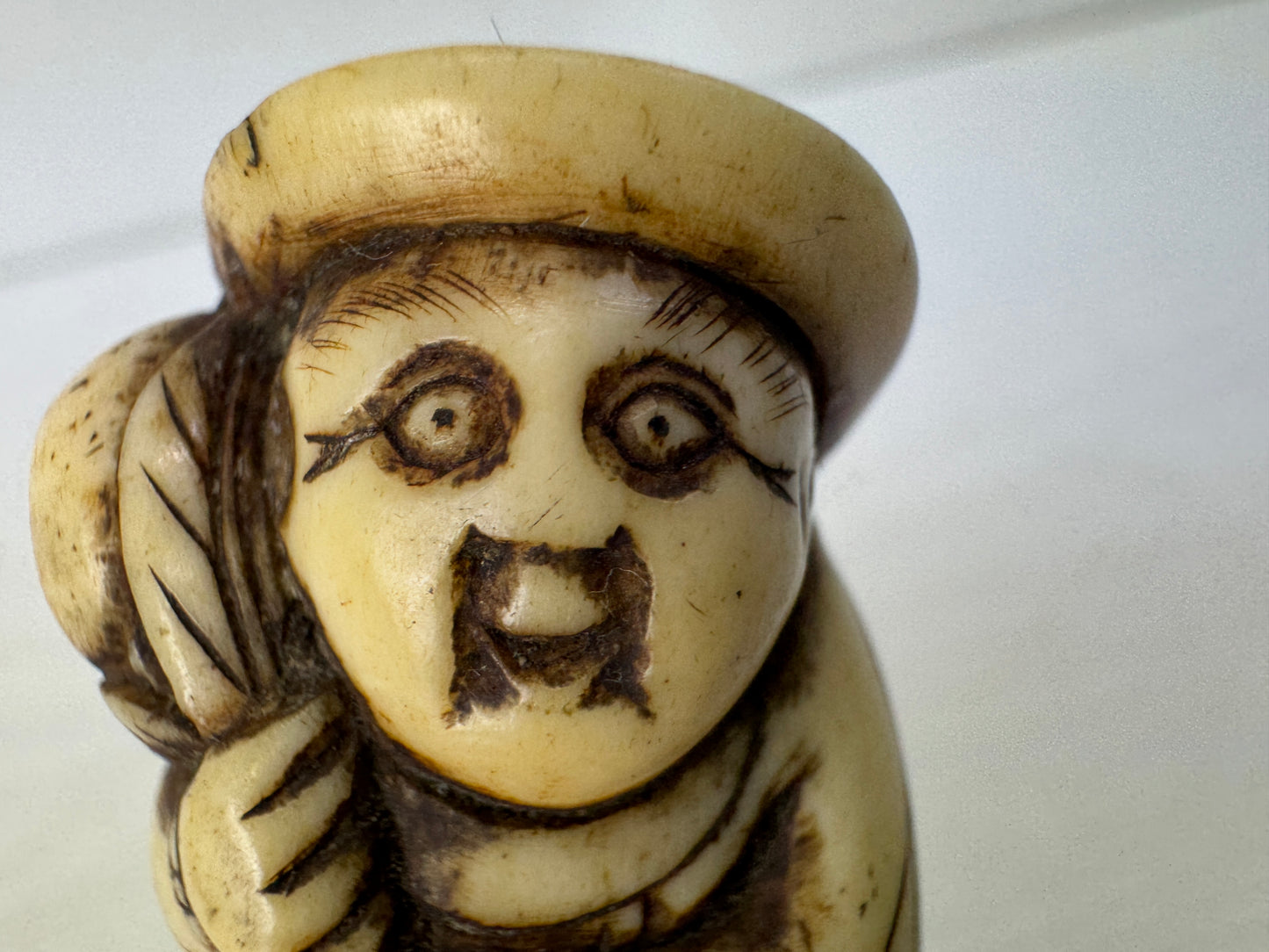 Y10386 NETSUKE Dutchman Kotsu material Japan antique kimono accessory sagemono