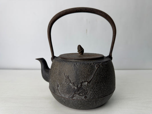 Y10418 TETSUBIN Nambu Iron teapot pot cherry blossom tree signed Japan antique