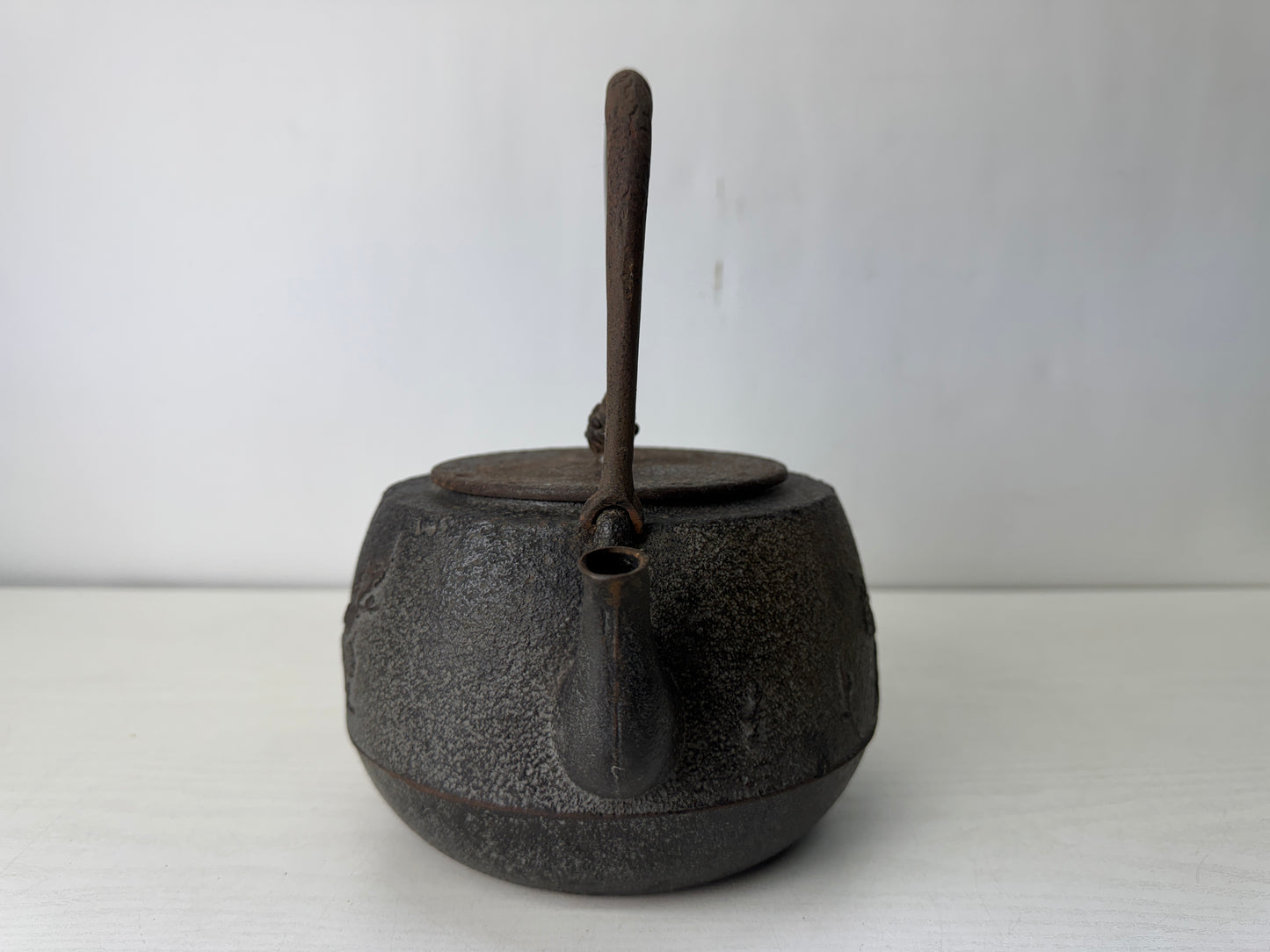 Y10418 TETSUBIN Nambu Iron teapot pot cherry blossom tree signed Japan antique