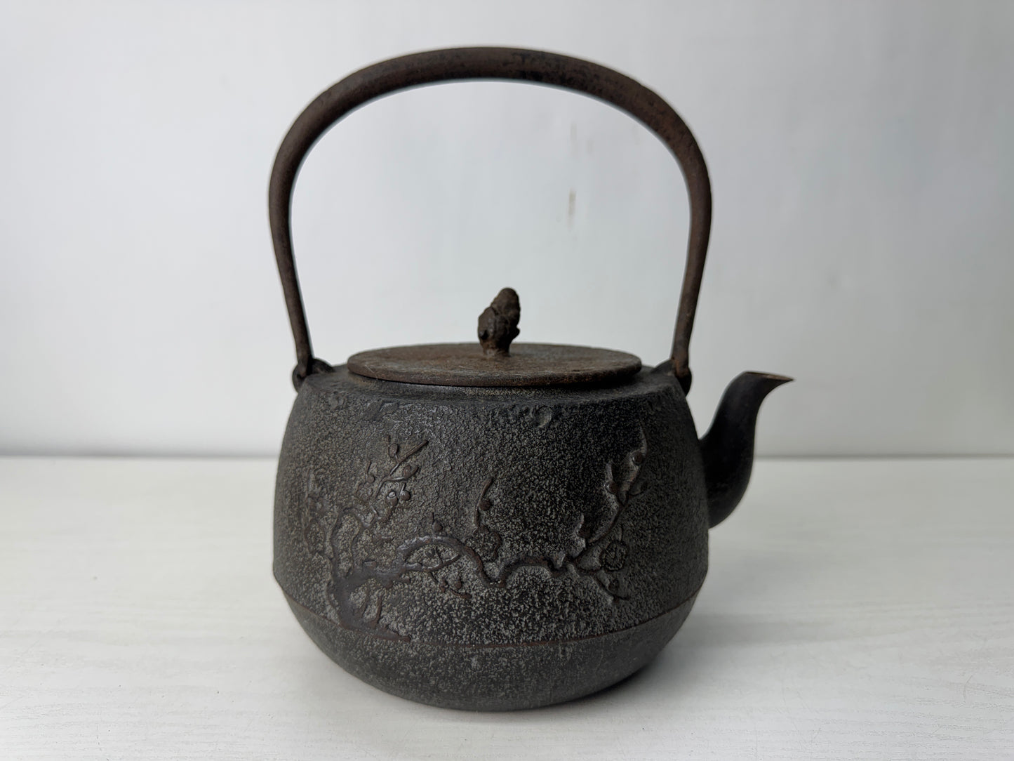 Y10418 TETSUBIN Nambu Iron teapot pot cherry blossom tree signed Japan antique