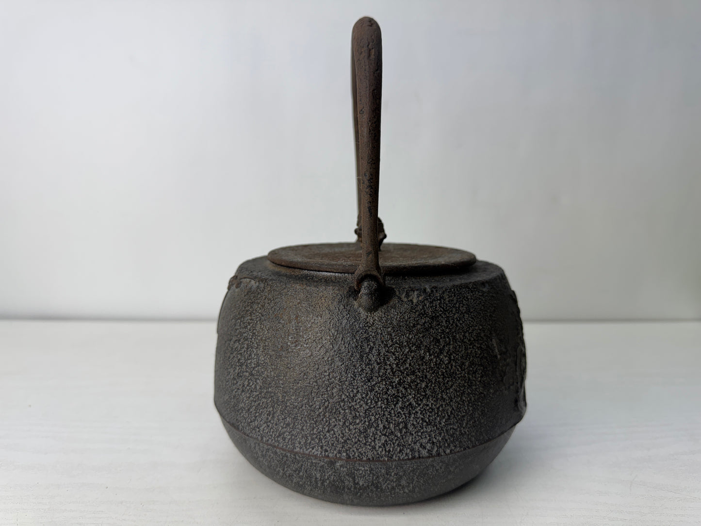 Y10418 TETSUBIN Nambu Iron teapot pot cherry blossom tree signed Japan antique