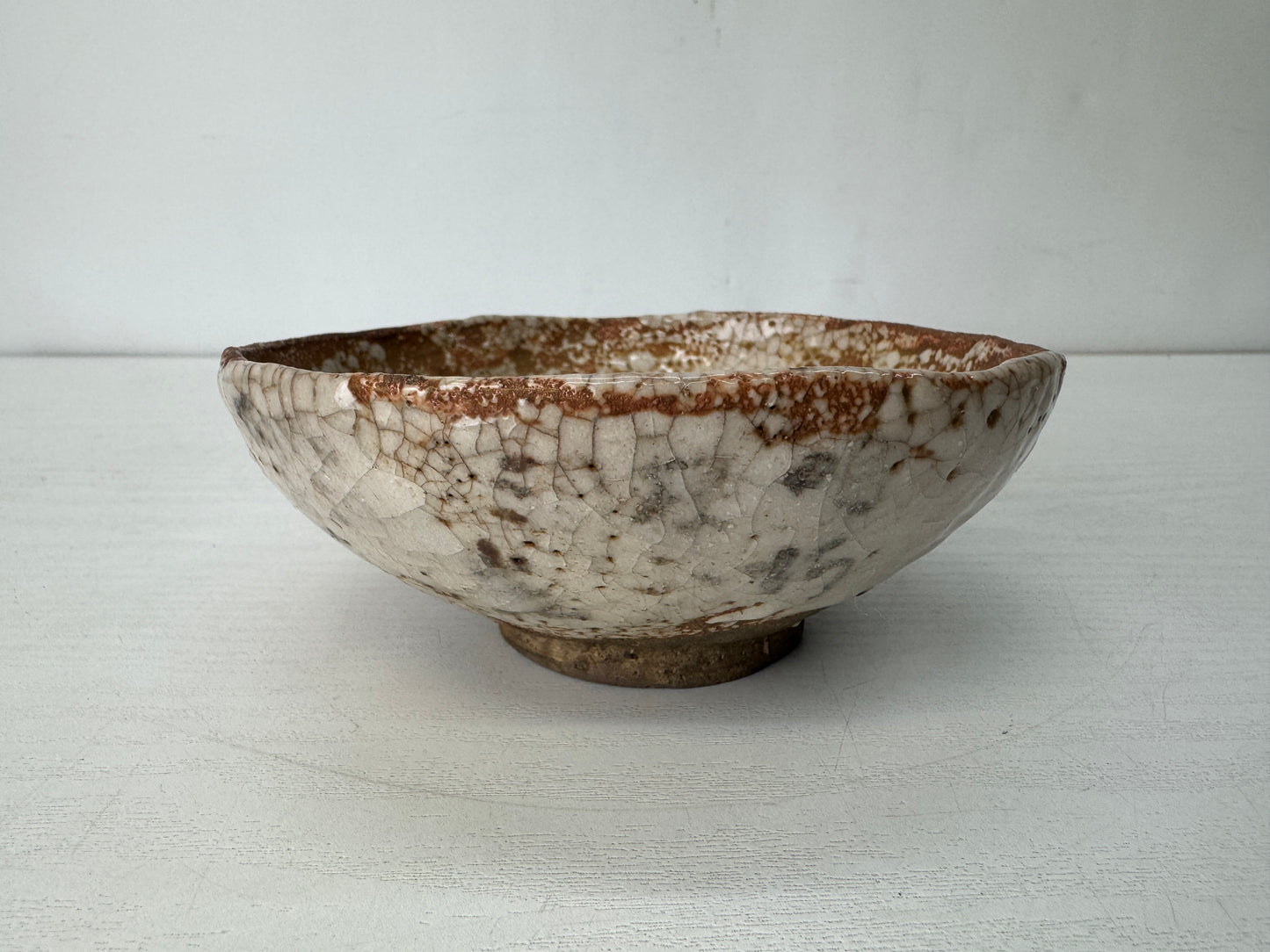 Y10453 CHAWAN Shino-ware flat bowl signed box Japan antique tea ceremony pottery