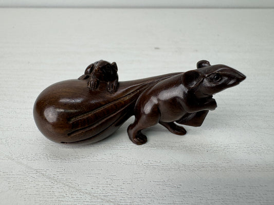 Y10507 NETSUKE wood carving Mouse signed Japan antique kimono accessory sagemono