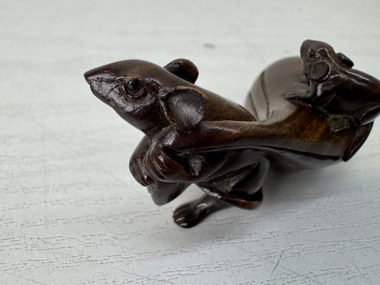 Y10507 NETSUKE wood carving Mouse signed Japan antique kimono accessory sagemono