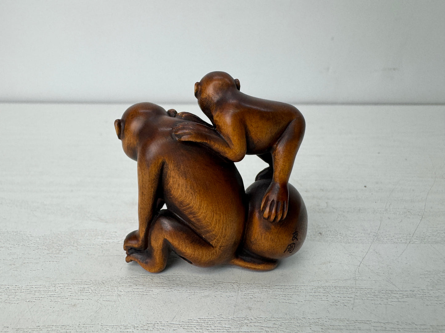 Y10510 NETSUKE wood carving Monkey family signed Japan antique kimono accessory