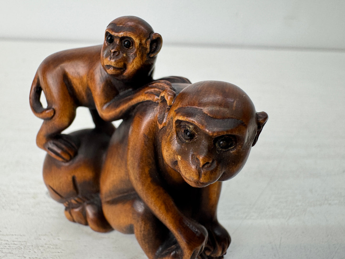 Y10510 NETSUKE wood carving Monkey family signed Japan antique kimono accessory