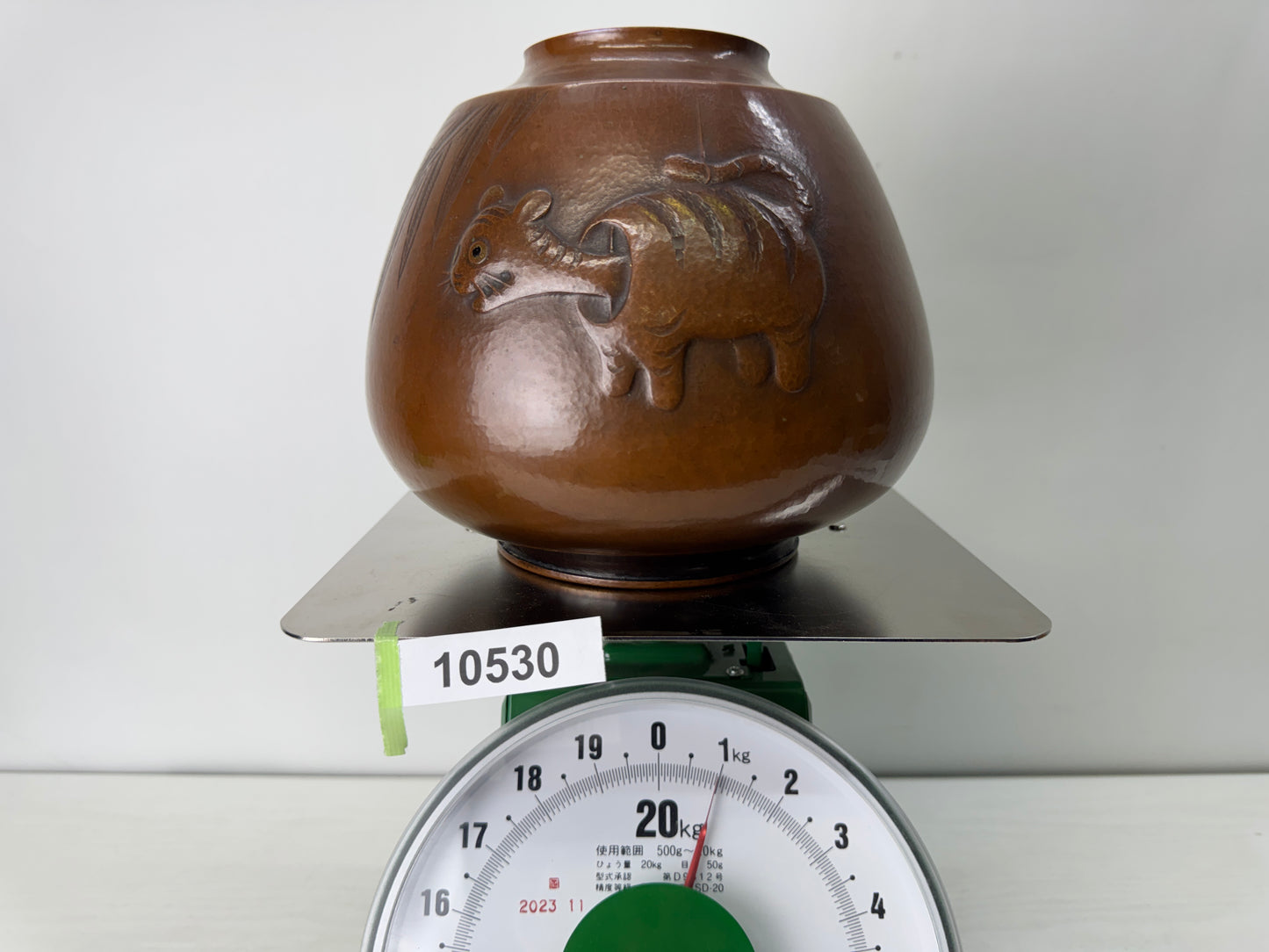 Y10530 FLOWER VASE Copper signed hammered finish engraved Japan antique ikebana