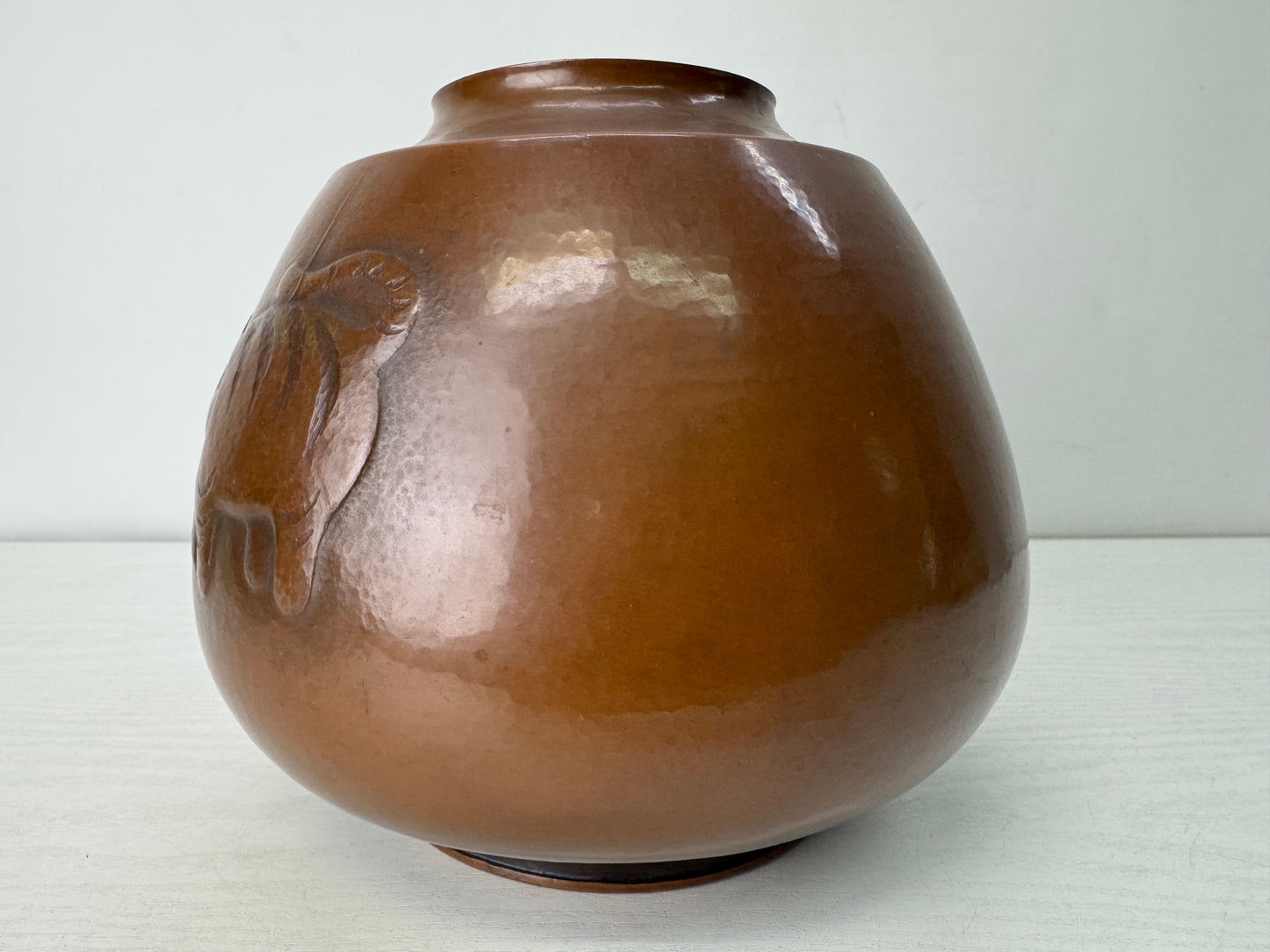Y10530 FLOWER VASE Copper signed hammered finish engraved Japan antique ikebana