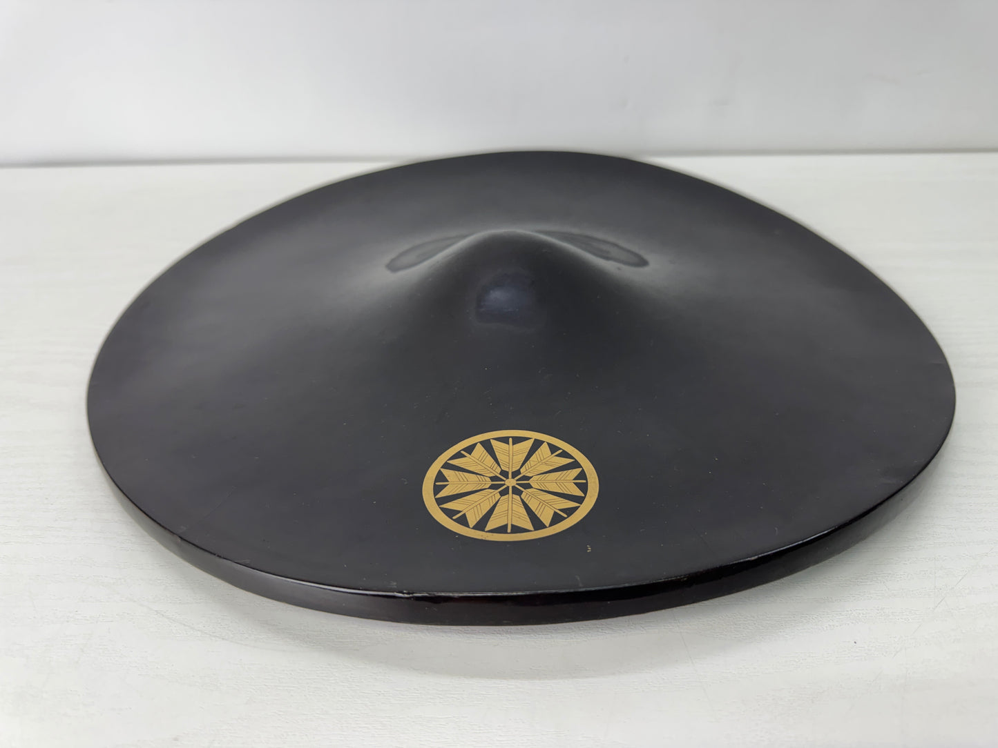 Y10538 JINGASA Black lacquer family crest Japan antique samurai hat yoroi helmet