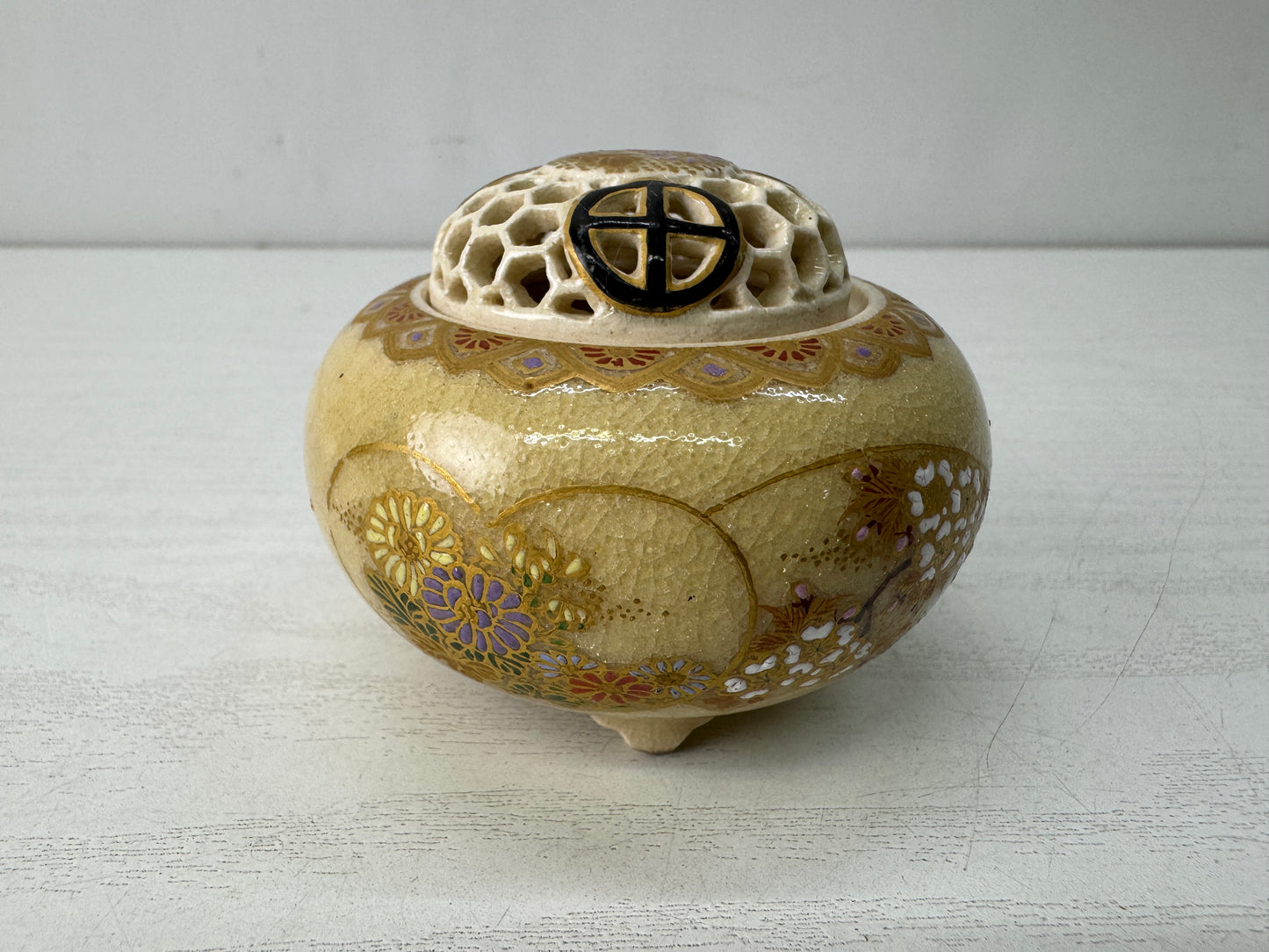 Y10579 KOURO Satsuma-ware small signed Japan antique incense burner aromatherapy