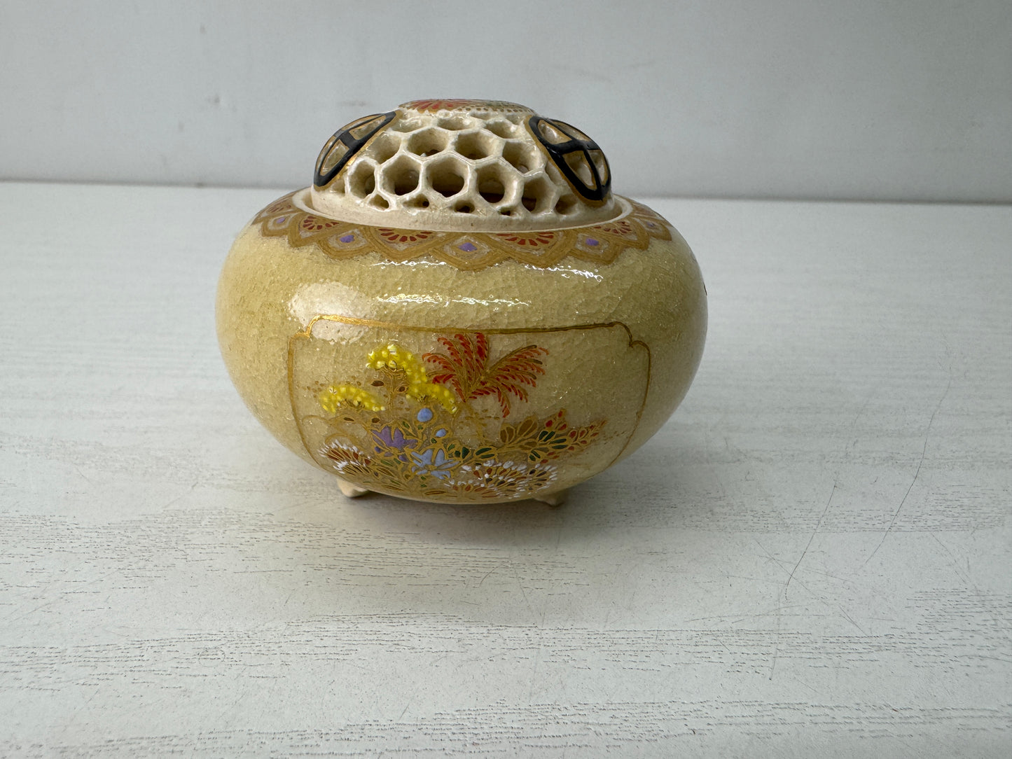 Y10579 KOURO Satsuma-ware small signed Japan antique incense burner aromatherapy