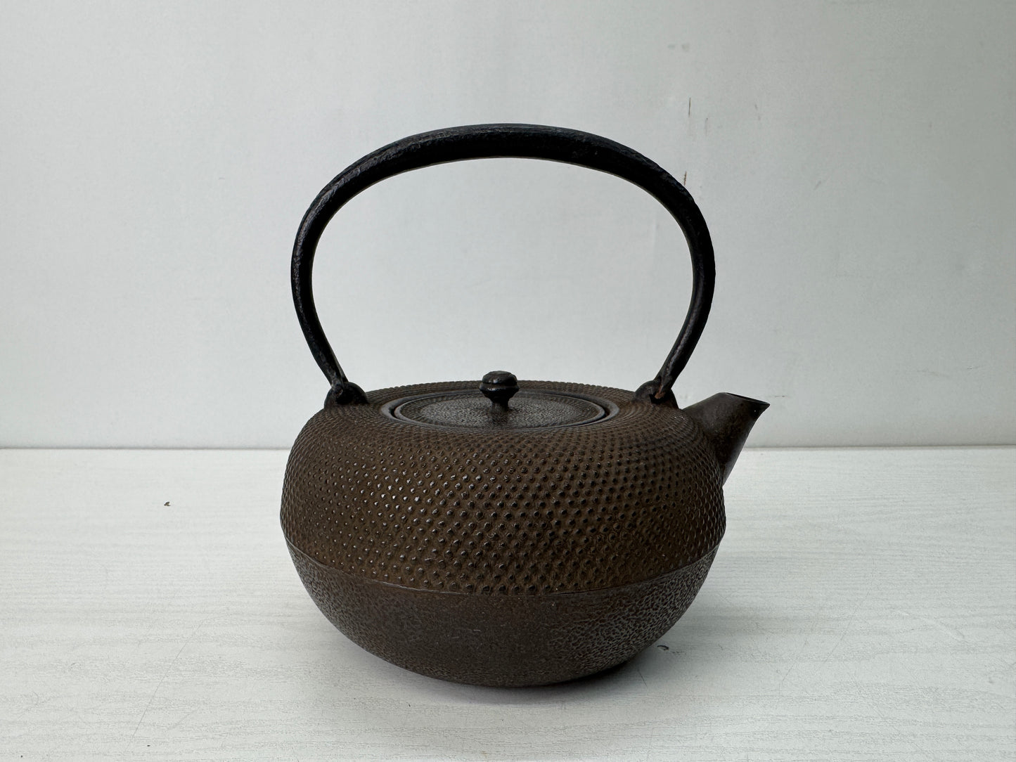 Y10622 TETSUBIN Nanbu Iron kettle teapot pot Arare pattern signed Japan antique