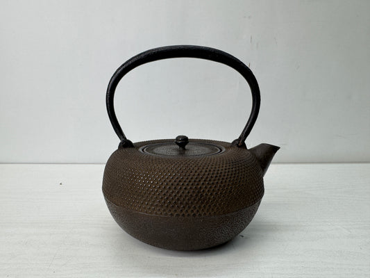 Y10622 TETSUBIN Nanbu Iron kettle teapot pot Arare pattern signed Japan antique