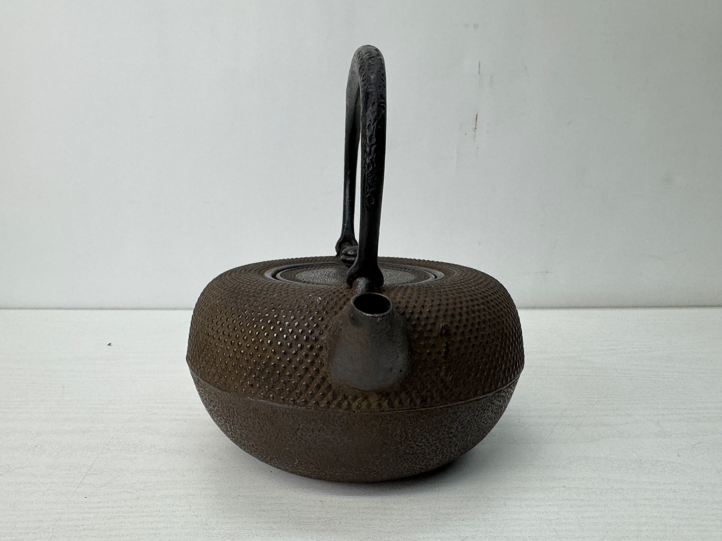Y10622 TETSUBIN Nanbu Iron kettle teapot pot Arare pattern signed Japan antique