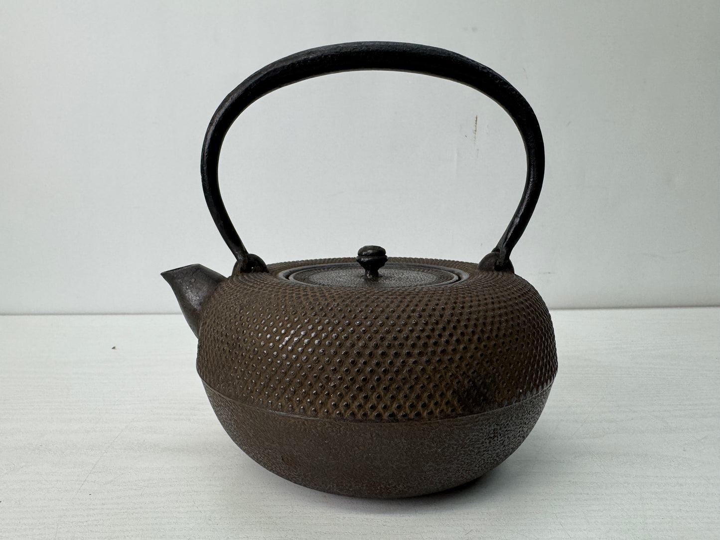 Y10622 TETSUBIN Nanbu Iron kettle teapot pot Arare pattern signed Japan antique