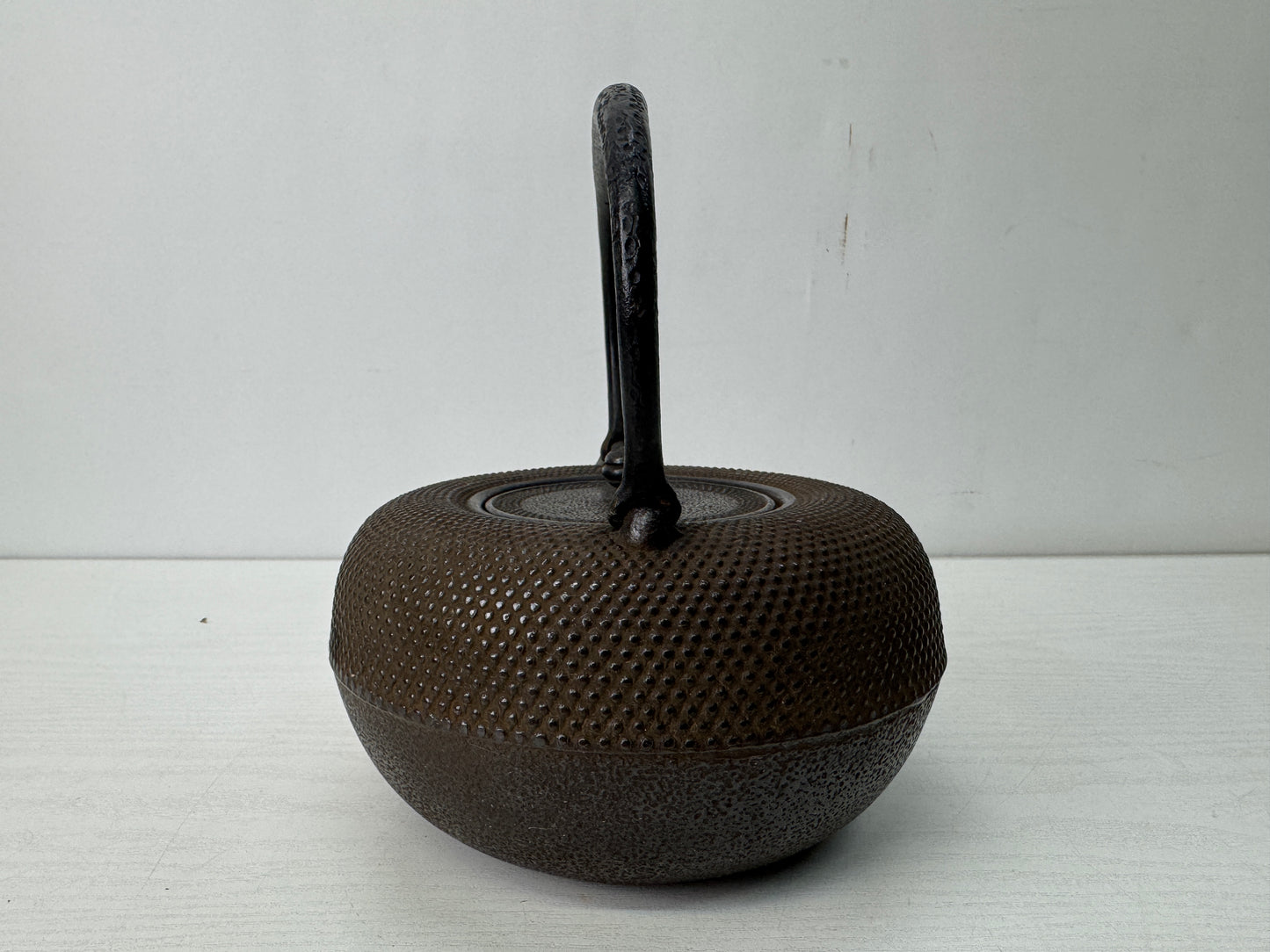 Y10622 TETSUBIN Nanbu Iron kettle teapot pot Arare pattern signed Japan antique
