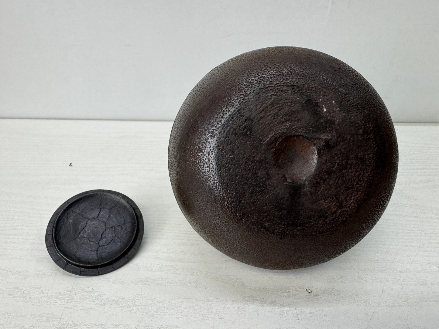 Y10622 TETSUBIN Nanbu Iron kettle teapot pot Arare pattern signed Japan antique